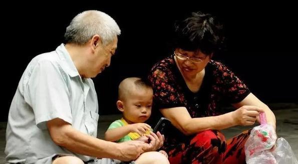 醒来|2岁女儿因尿床再没醒来,奶奶知道后怒吼妈妈我不会原谅你的!