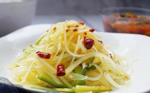 炒土豆丝，有人泡水有人焯水？其实都不对，难怪做出来不好吃