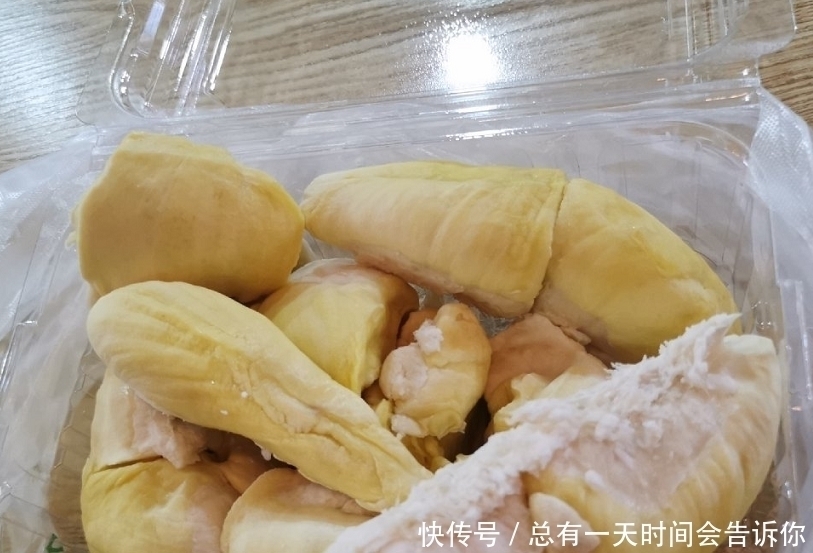 迪士尼终究拗不过游客,废除翻包制,安检员:但有三种食物必须查