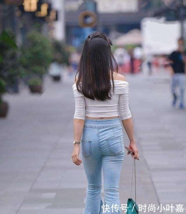 上衣 黑色修身上衣搭配黑色打底裤,展现出温柔气质,休闲感十足