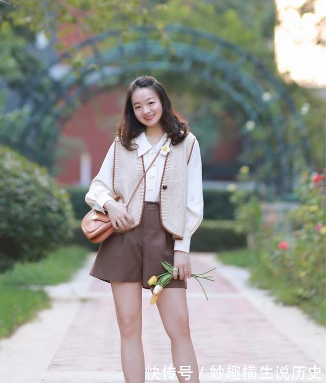 T恤 微胖女生怎么穿才好看西服外套搭配T恤和黑色短裤,显高又显瘦