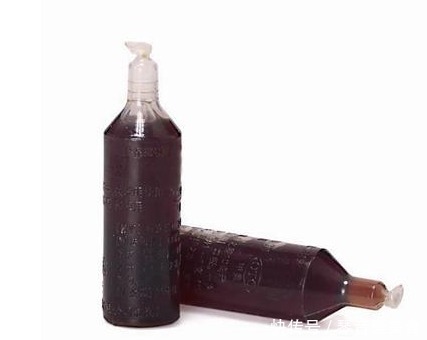 洗完澡后，把藿香正气水涂在脚底，坚持半个月，2个好处不请自来