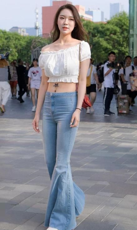 喇叭裤|自信的小姐姐,露肩短上衣配喇叭裤,时髦大方有魅力