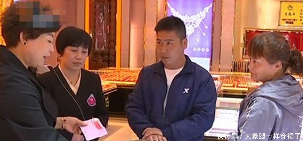 发黑|女子收到老公送的金项链, 戴了几天金子发黑, 店长 你弄脏了!