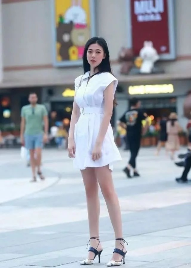 街拍:小姐姐搭配非常简单,戴了一副墨镜,显得很有范儿