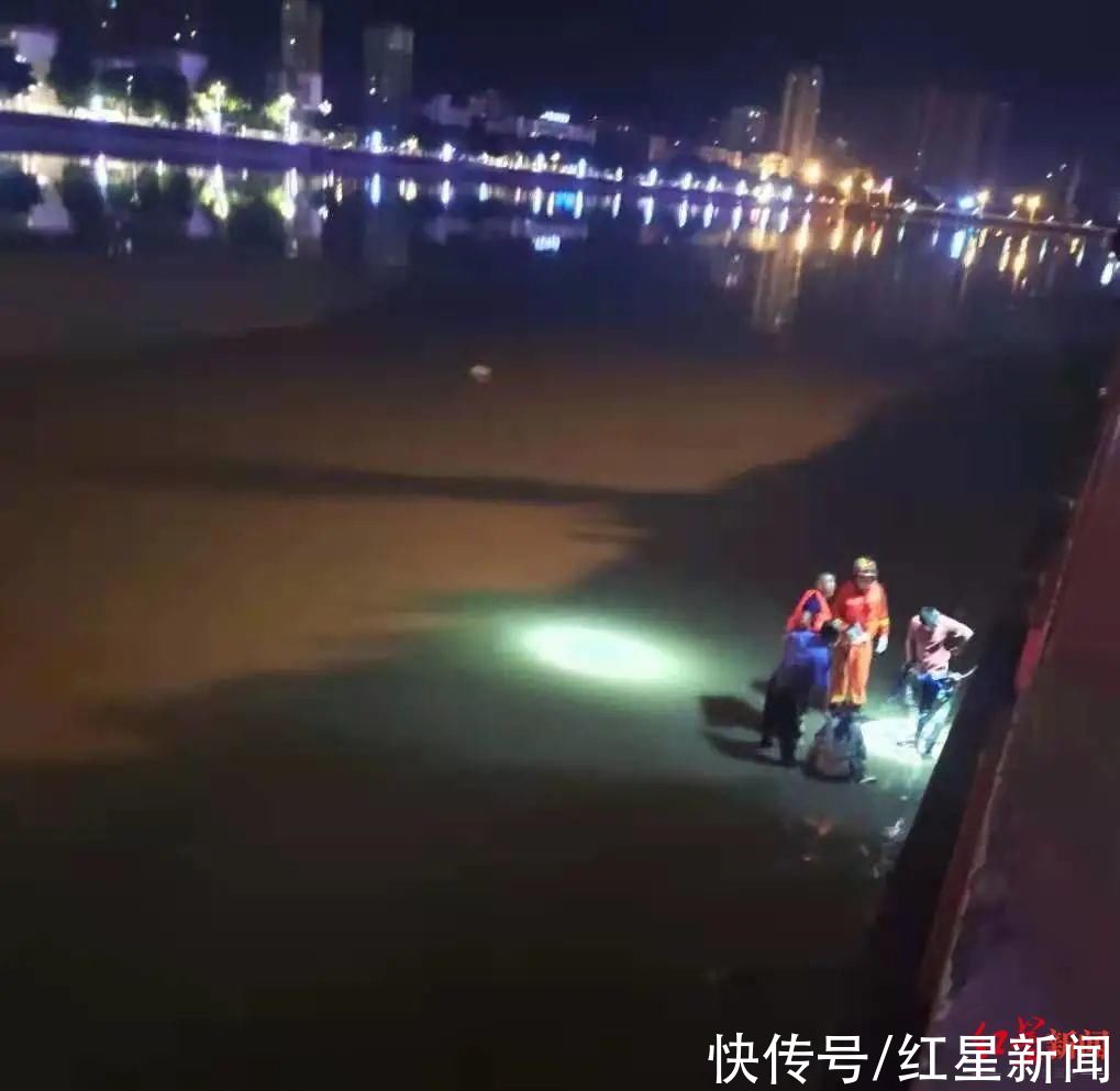 座机|少女深夜跳湖轻生 五旬保安联手好心路人救起她：我也是个父亲，应该挺身而出