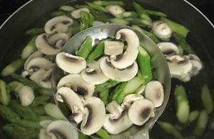 家常蘑菇菜谱，芦笋蘑菇炒虾仁，简单美味下饭，适合夏天