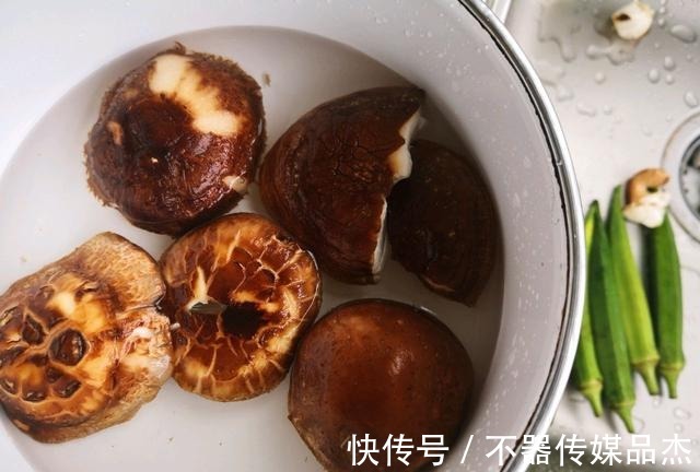 多汁|简单家常美味，香菇蒸鸡，香嫩多汁，原汁原味，好吃还下饭