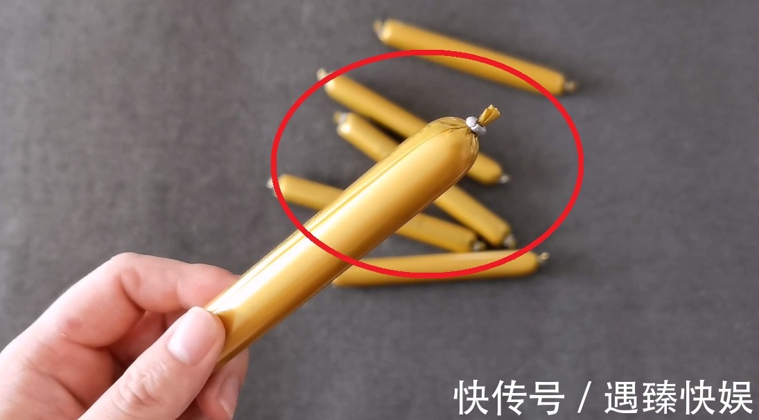 火腿肠|想不到火腿肠铝环下藏有机关，轻轻一碰完整打开，不要用牙咬了