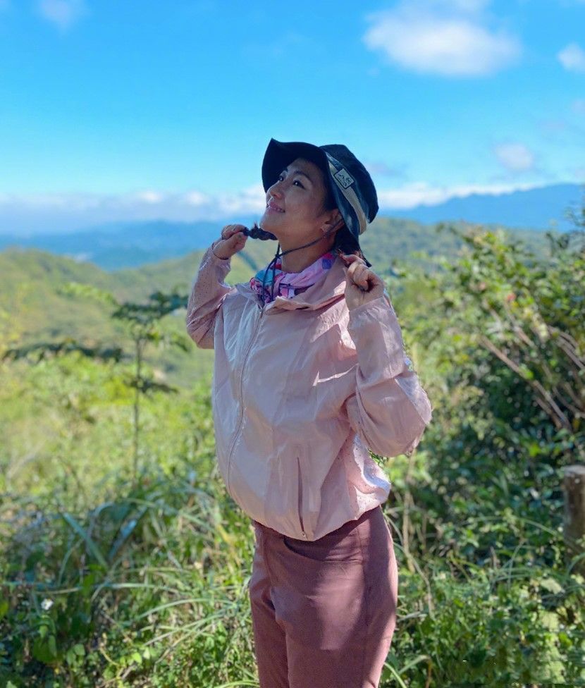 依然|任家萱爬山晒素颜,脸上疤痕明显,但面对镜头依然自信