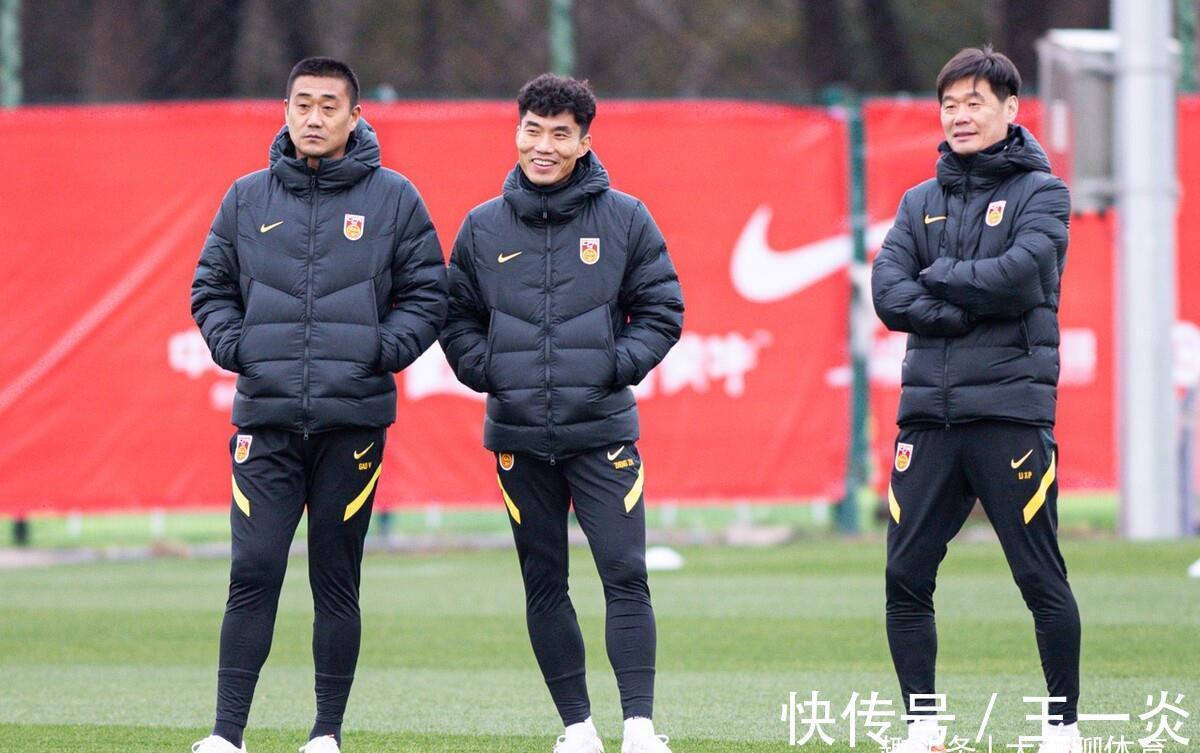 12强赛|来了,国足“老毛病”再现!李霄鹏估计很烦恼,对战日本少输当赢