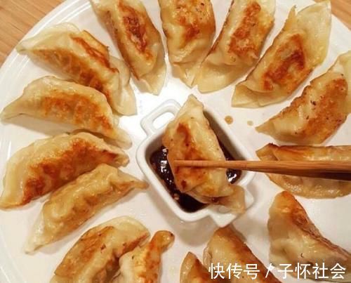 把“三样”东西加到饺子馅里,馅料光滑多汁,很好吃