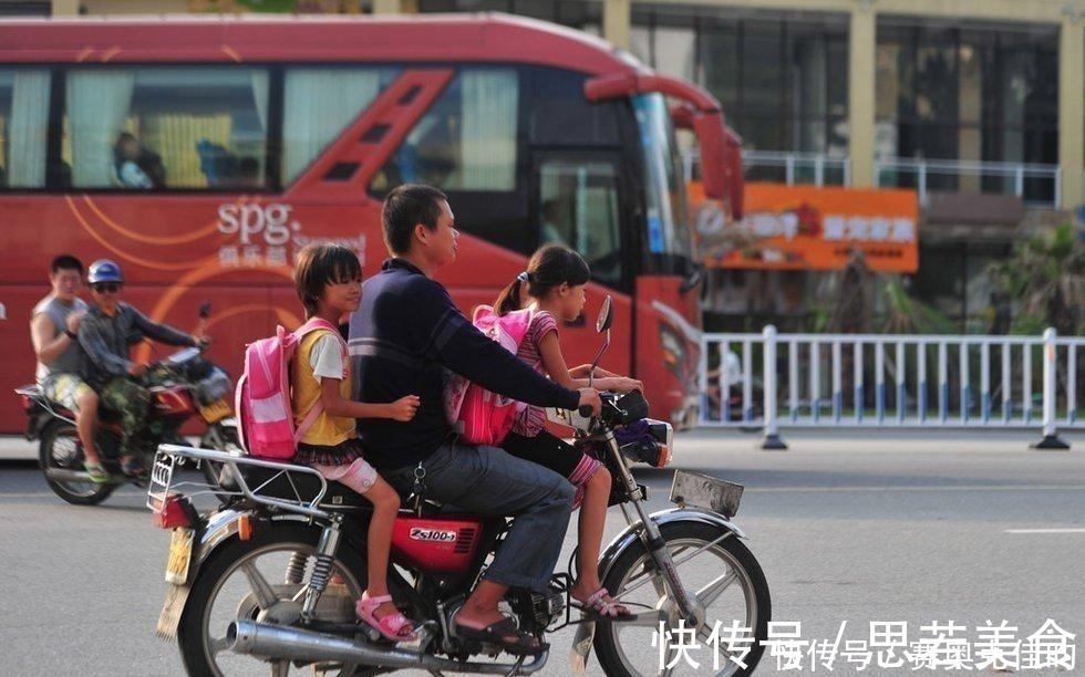 爸爸|放学爸爸接还是妈妈接,直接看出孩子家庭教育情况,准确率很高