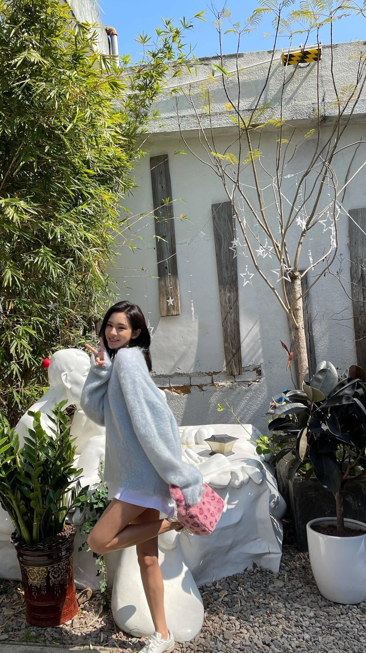 减龄|张予曦身材好又会穿，印花连体裤减龄时髦，秀“漫画腿”真惹眼