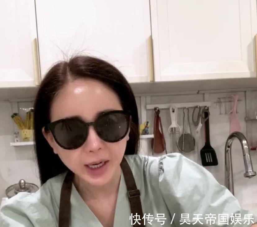 45岁咸素媛直播,全程戴着墨镜吃面条,墨镜起雾了都舍不得摘