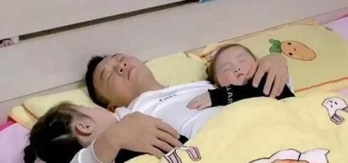 孩子|宝爸“左拥右抱”俩女儿睡午觉,镜头转到儿子后,宝妈立马急了