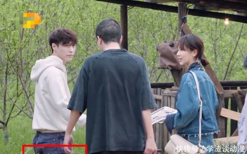 杨紫 李诞张艺兴抢着帮杨紫提箱子,细看杨紫的态度,跟谁关系好很明显