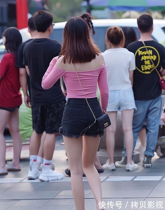美女 美女一字长袖衫搭配短裤,走在大街非常出众