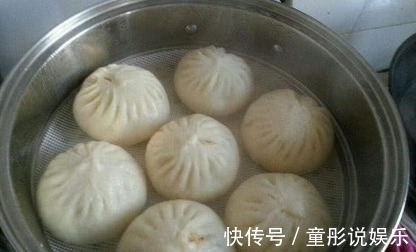 蒸包子时别直接上锅蒸,多加一个步骤,蒸出的包子松软美味可口