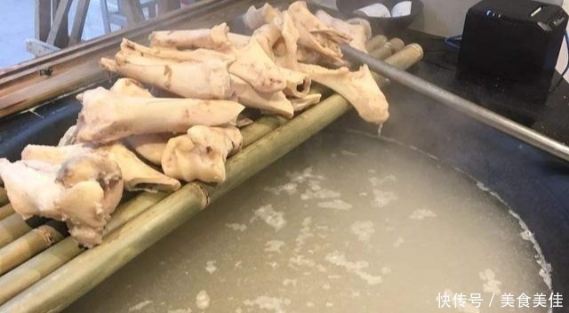 浓郁|20年老面馆的高汤秘方,原来是这么熬制的,汤色奶白且鲜美浓郁