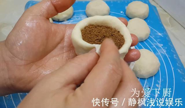 面粉|在家面粉别炸油条了，开水一烫，比蛋糕烧饼还香，真的非常美味