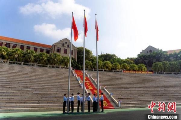 厦门大学|别样的新生线上开学典礼：矿泉水瓶来了，等于我也来了