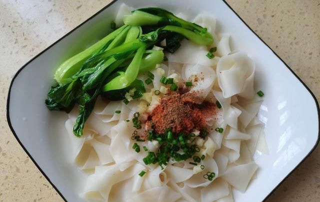 饺子皮|想吃油泼面,5张饺子皮就能搞定,酸辣开胃,每次能吃一大碗
