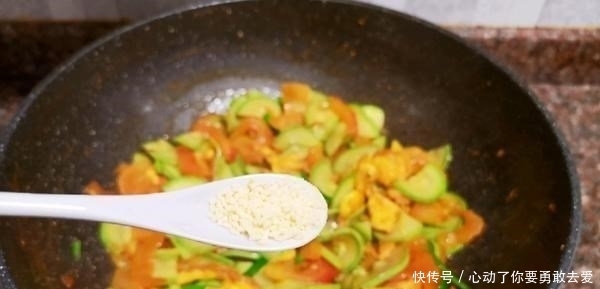 春末遇到此菜别手软,堪称植物“美白丸”,常吃晒黑的皮肤也白了