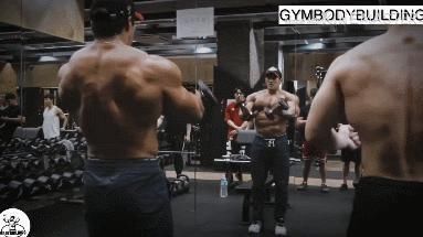 场面|当黄哲勋遇上E杯小姐姐,胸肌完全不输,场面一度十分尴尬