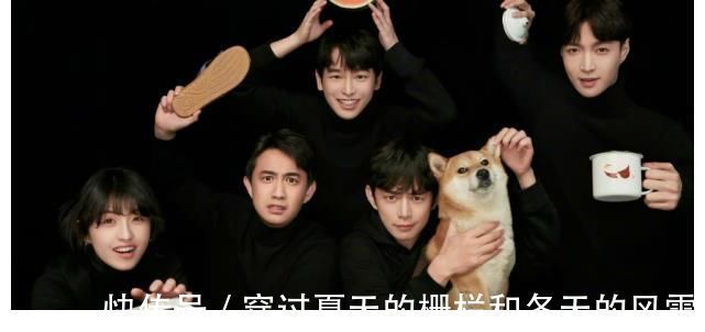 综艺《向往的生活》，那英和梁静在唱歌，妹妹一个人在边上吹泡泡