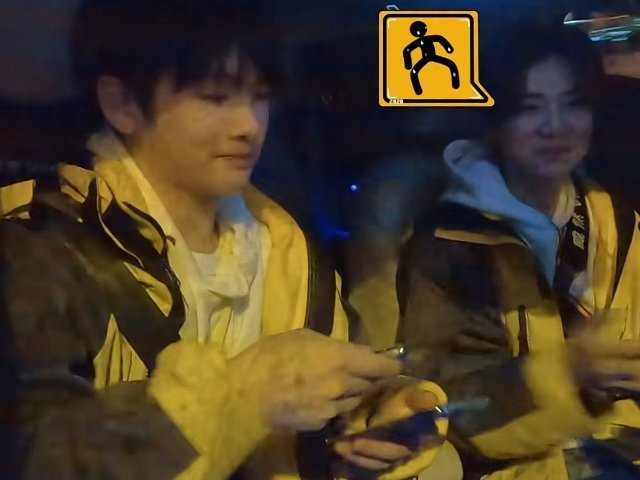 鹿晗周震南送外卖频出错,被顾客打电话斥责,挂断电话后鹿晗表情藏不住