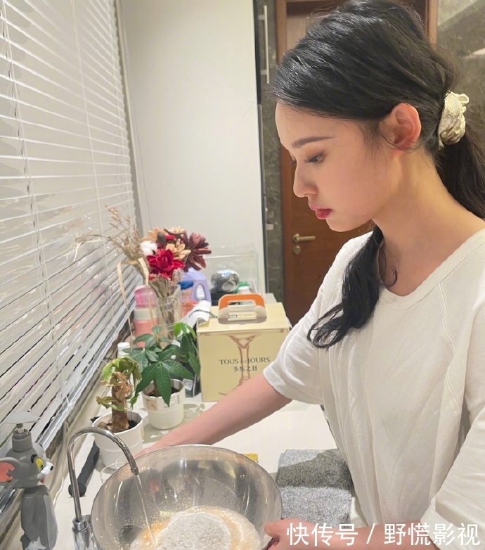 林允分享近期日常 下厨做美食生活情趣满满