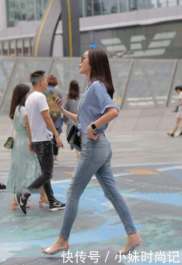 牛仔裤|街拍：衬衫搭配修身牛仔裤，韩版设计风格减龄又时尚