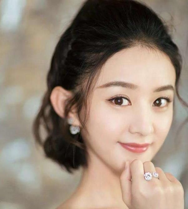 脸上有这5个“特性”的女生，平时都非常有气质，即便素颜也非常好看