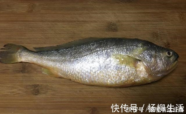 给鱼解冻,水里放醋还是放盐泡都不对!只需一招,鱼肉嫩还不腥