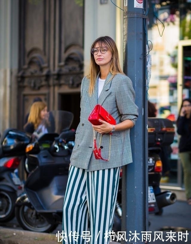 绿色系|女人买包包时,就选这5个“经典色”,背个两三年都不过时