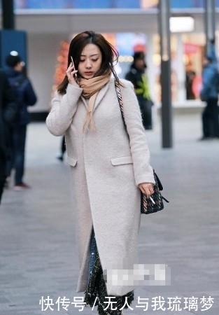 路人街拍,小姐姐选择脚踩透明的高跟鞋,露出白皙美腿,优雅性感