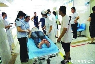 打滚|女子打麻将,儿子要求做饭被拒,3小时后,儿子在麻将桌下打滚