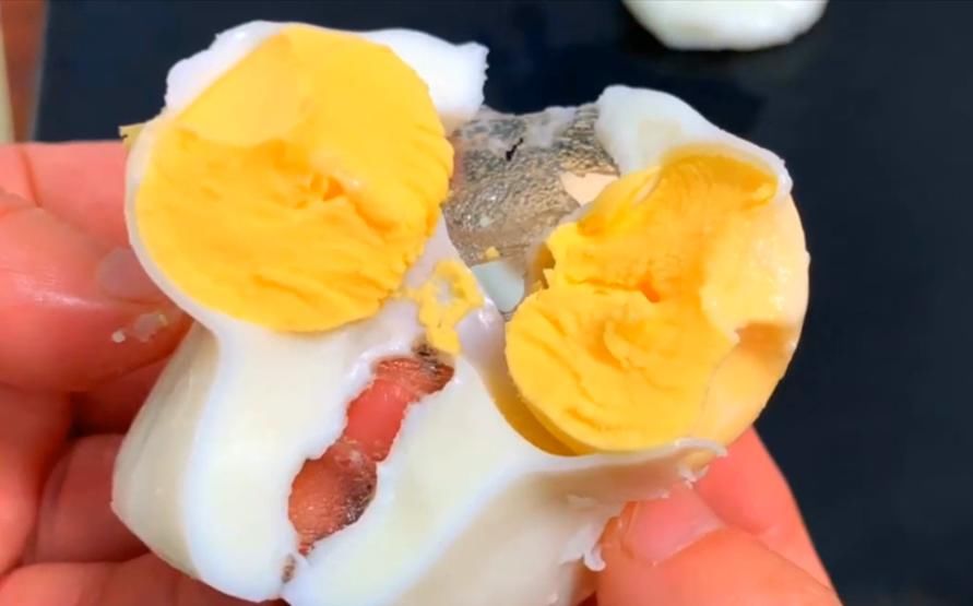  荷包蛋|煮荷包蛋，水开下锅是不对的！学会这个技巧，鸡蛋完整嫩滑不粘锅