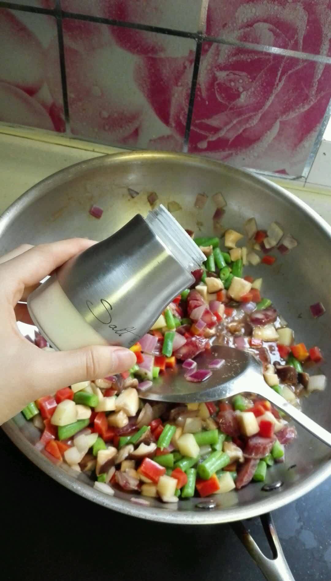 好吃的懒人版腊肠焖饭,好做又解馋,米饭一粒不剩