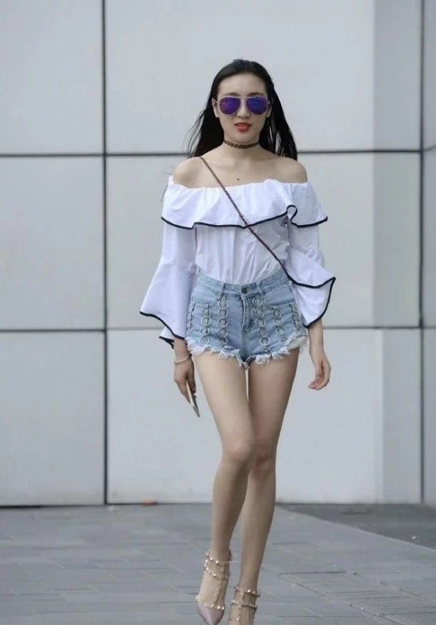 街拍：戴墨镜的小姐姐，身穿一字肩配超短裤，大长腿十分养眼