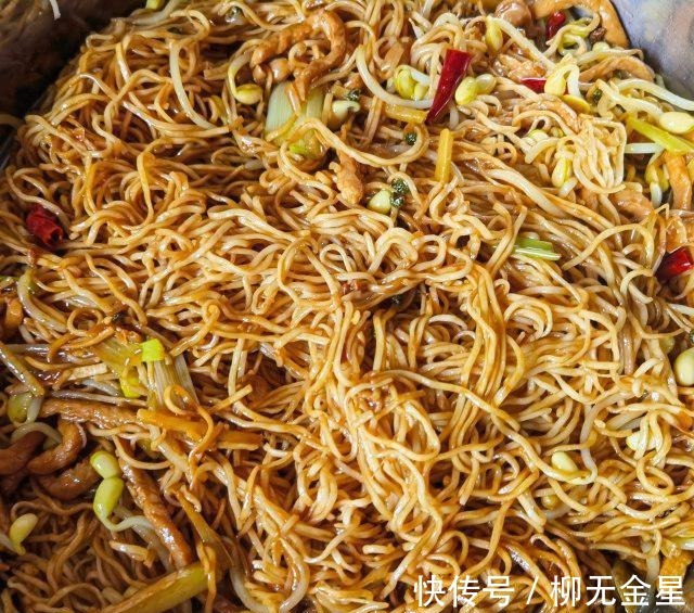 芹菜|芹菜肉丝蒸卤面，肉丝香嫩，芹菜色泽漂亮！