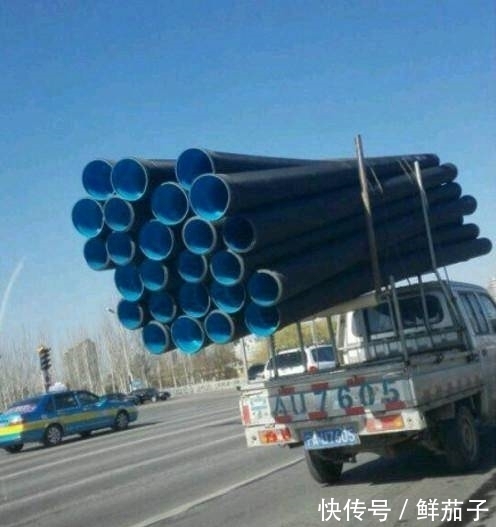 |搞笑图片幽默段子笑话:大哥你买这么多的早餐,你家几口人啊