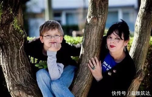 d2岁自闭症男孩,一张画纸画出397种动物,之后的人生如同开挂