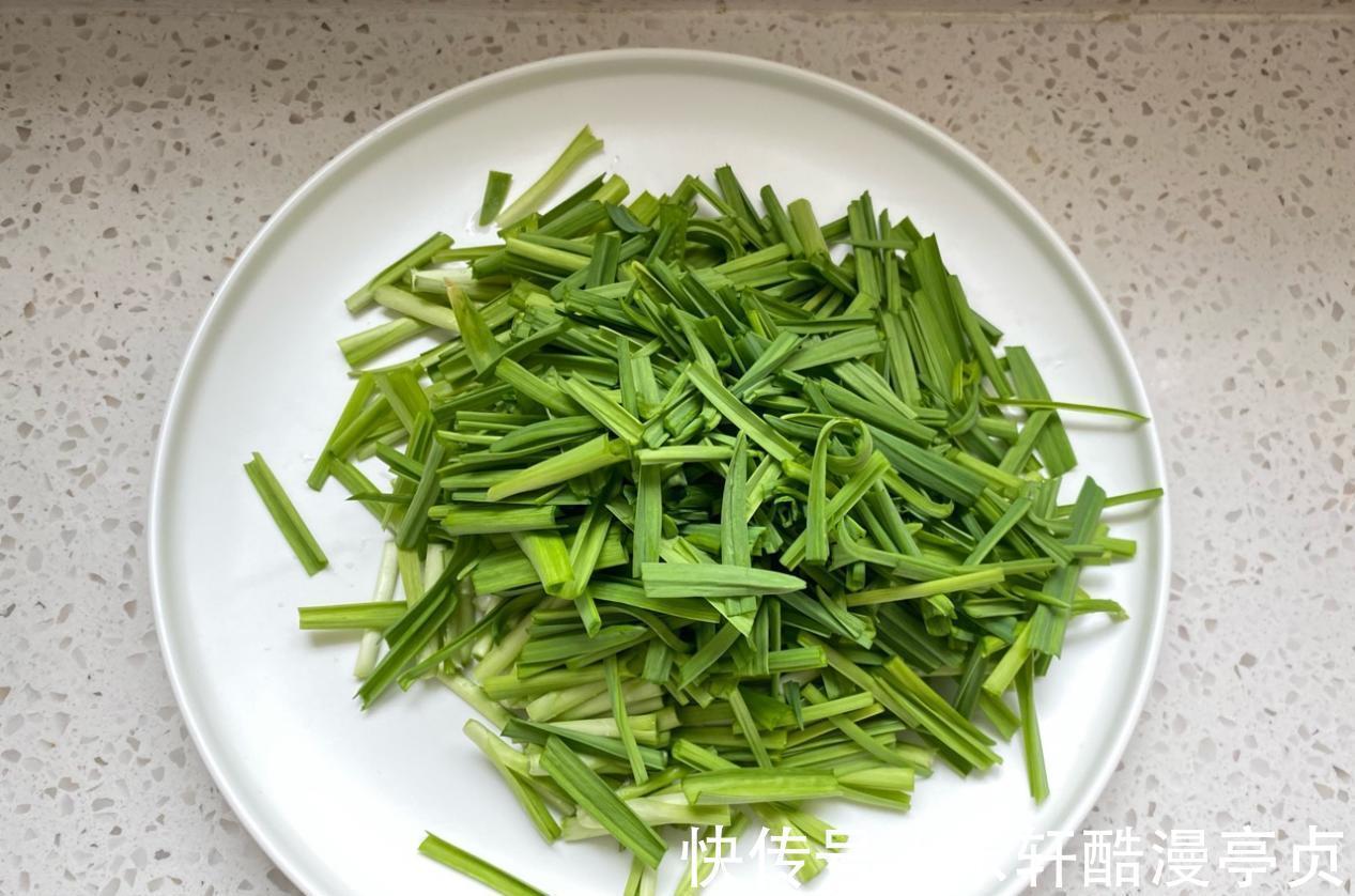 蒜苗炒豆干|蒜苗和豆干搭配，简单炒一炒，鲜美下饭，好吃又解馋