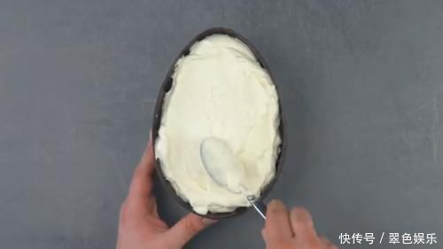烘烤|烘烤学徒自制“奇趣蛋”美食,勺子敲开后,看着让人直流口水