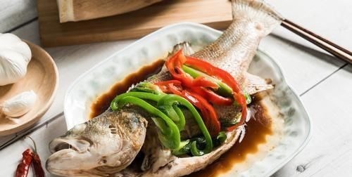 做清蒸鱼，别再用料酒去腥了，改用它，肉又鲜又嫩，没一点腥味