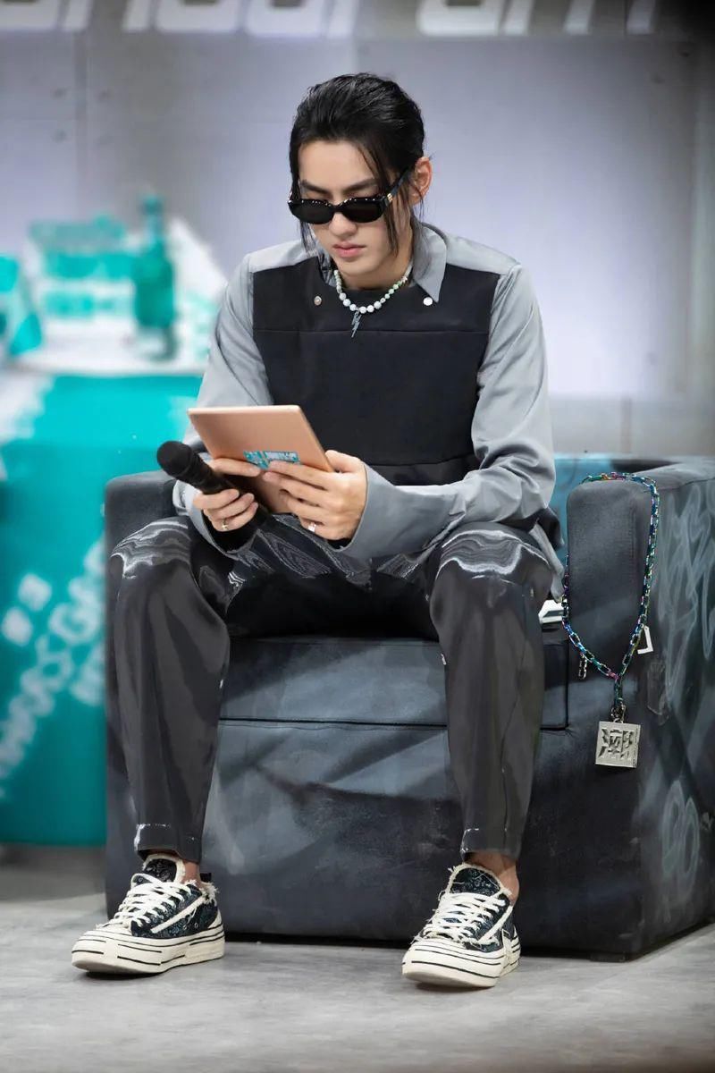  吴亦凡|吴亦凡的嘻哈厂牌搞起来了！他最近穿的鞋也继续飞