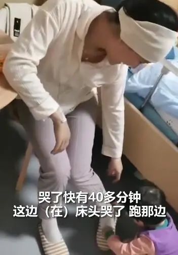 妈妈|多暖心的小棉袄！两岁女儿看到刚生完二胎的妈妈，心疼得大哭！