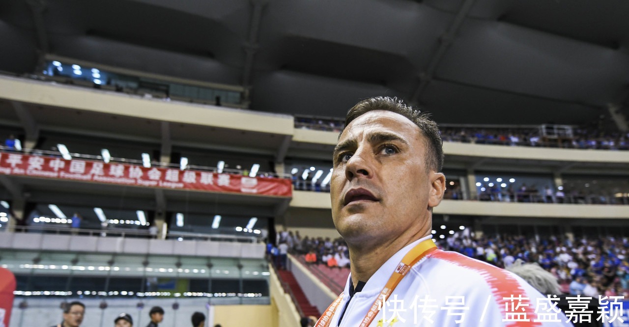 中國(guó)足球|足球報(bào)48歲的卡納瓦羅已佩戴老花鏡，帶著兩大箱執(zhí)教筆記離開(kāi)！